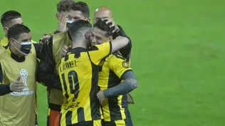 Álvarez Martínez saluda a Trindade tras el gol