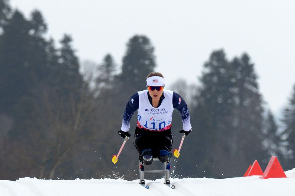 Oksana es atleta de remo, esquí, ciclismo y biatlón.