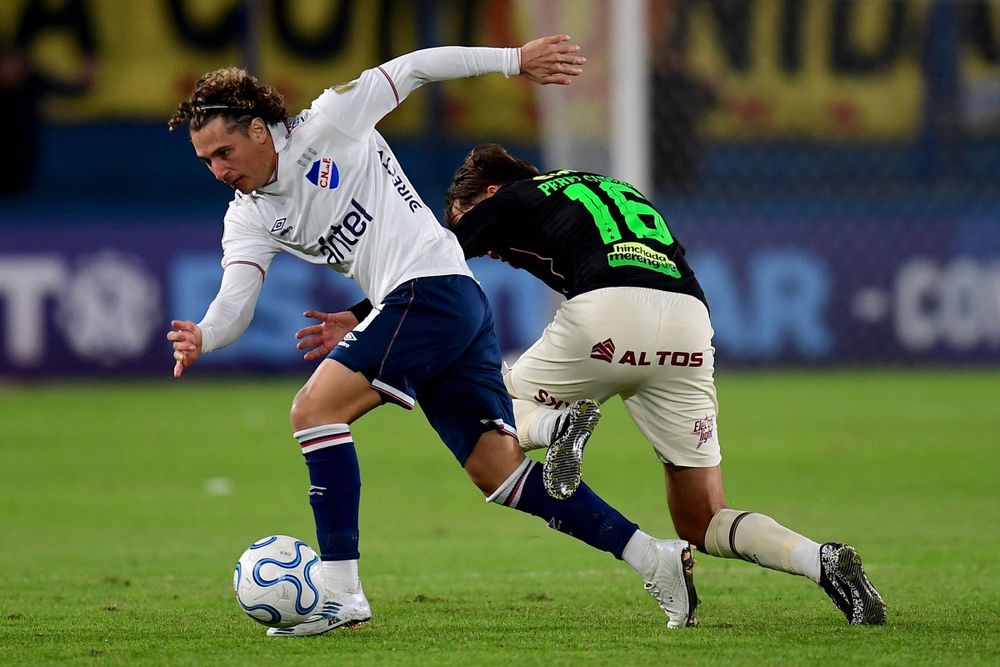 Luciano Boggio de Nacional ante Martín Pérez de Universitario por Copa Libertadores&nbsp;
