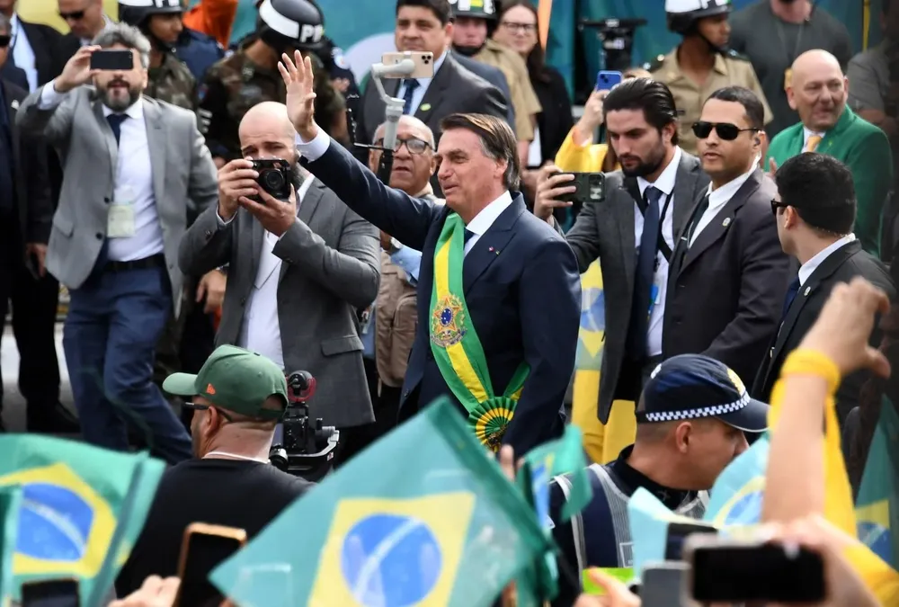 El presidente de Brasil, Jair Bolsonaro, saluda al público durante el desfile militar