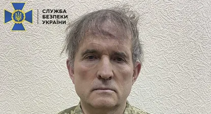 Considerado el aliado más cercano de Putin en Ucrania, Medvedchuk estuvo en arresto domiciliario en la capital, Kiev, bajo sospecha de alta traición, pero escapó antes del inicio de la guerra