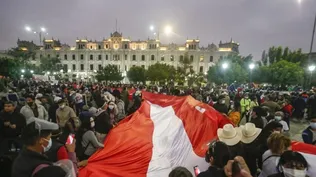 Los partidarios del candidato presidencial de izquierda Pedro Castillo de Perú Libre muestran una bandera nacional gigante durante un acto en el centro de Lima el 12 de junio de 2021, mientras que las autoridades electorales continúan revisando las acusaciones de fraude electoral hechas por la candidata de derecha Keiko Fujimori de Fuerza Popular.