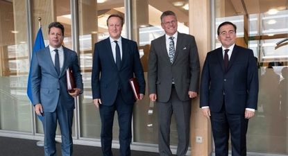 El vicepresidente de la Comisión Europea encargado de la relación con Reino Unido, Maros Sefcovic, el ministro de Asuntos Exteriores, José Manuel Albares, su homólogo británico, David Cameron, y el ministro principal de Gibraltar, Fabián Picardo.&nbsp;