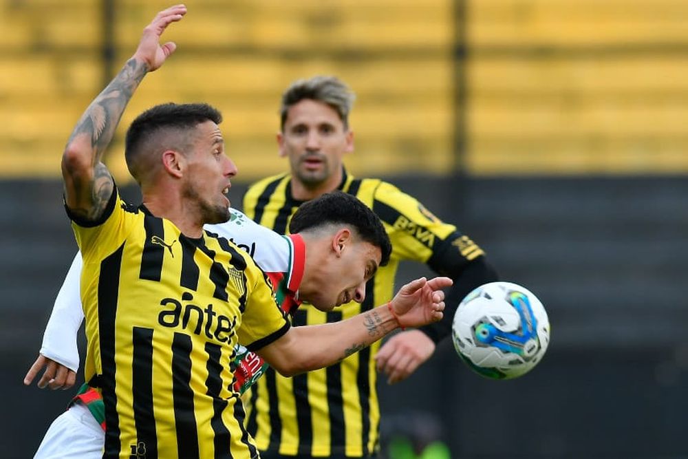 Javier Cabrera intentando zafar a la defensa Javier Cabrera intentando zafar a la defensa