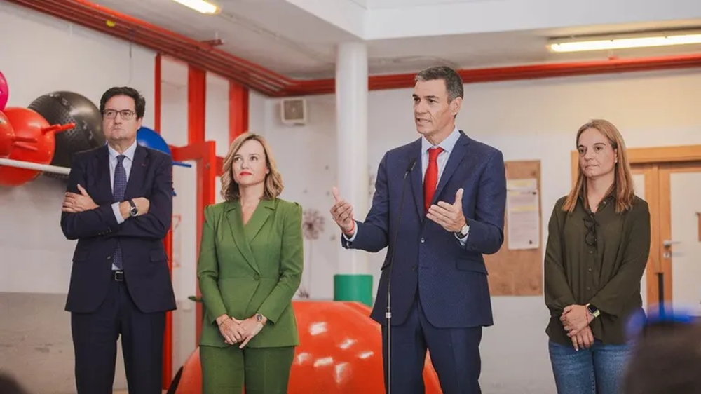 Pedro Sánchez durante su visita a la escuela infantil Casa de los Niños de Getafe, junto a los ministros Pilar Alegría y Óscar López y la alcaldesa del municipio madrileño, Sara Hernández.&nbsp;