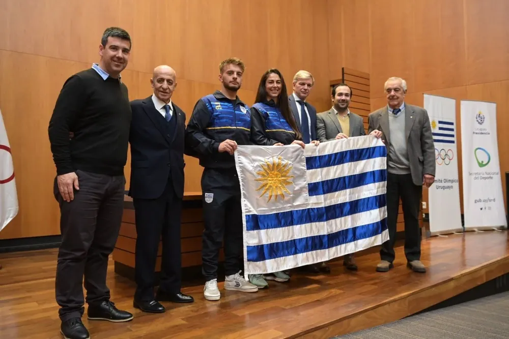 Mariana Foglia y Lukas Rodríguez, entrega del pabellón nacional para el Sudamericano de Playa