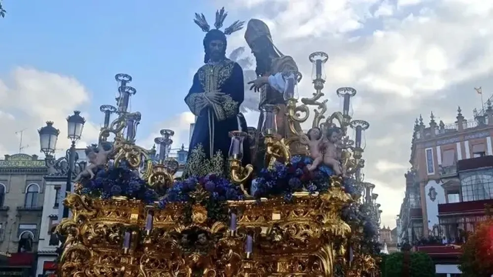 El traslado de Cristo en el barrio sevillano de Triana.