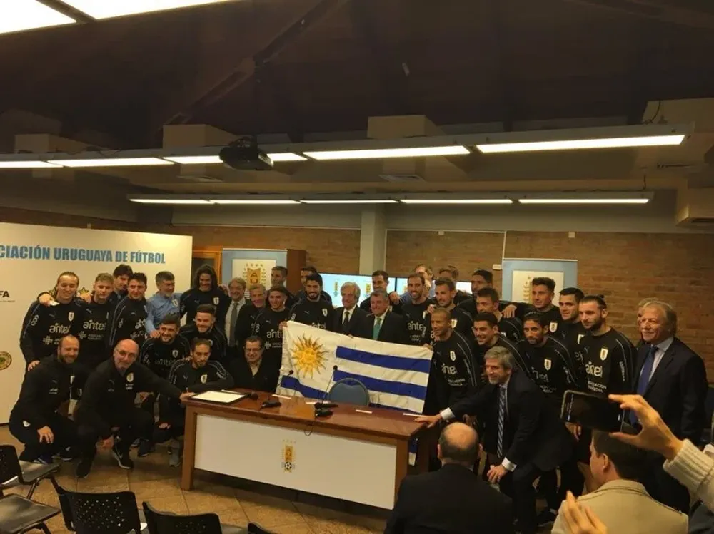 Vázquez le entregó el pabellón a los jugadores