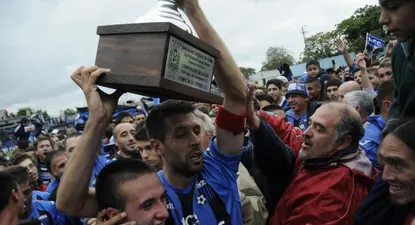 Paulo Pezzolano con la copa del ascenso, este año