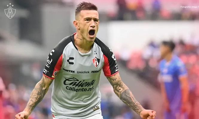 Brian Lozano festeja su golazo para Atlas ante Cruz Azul