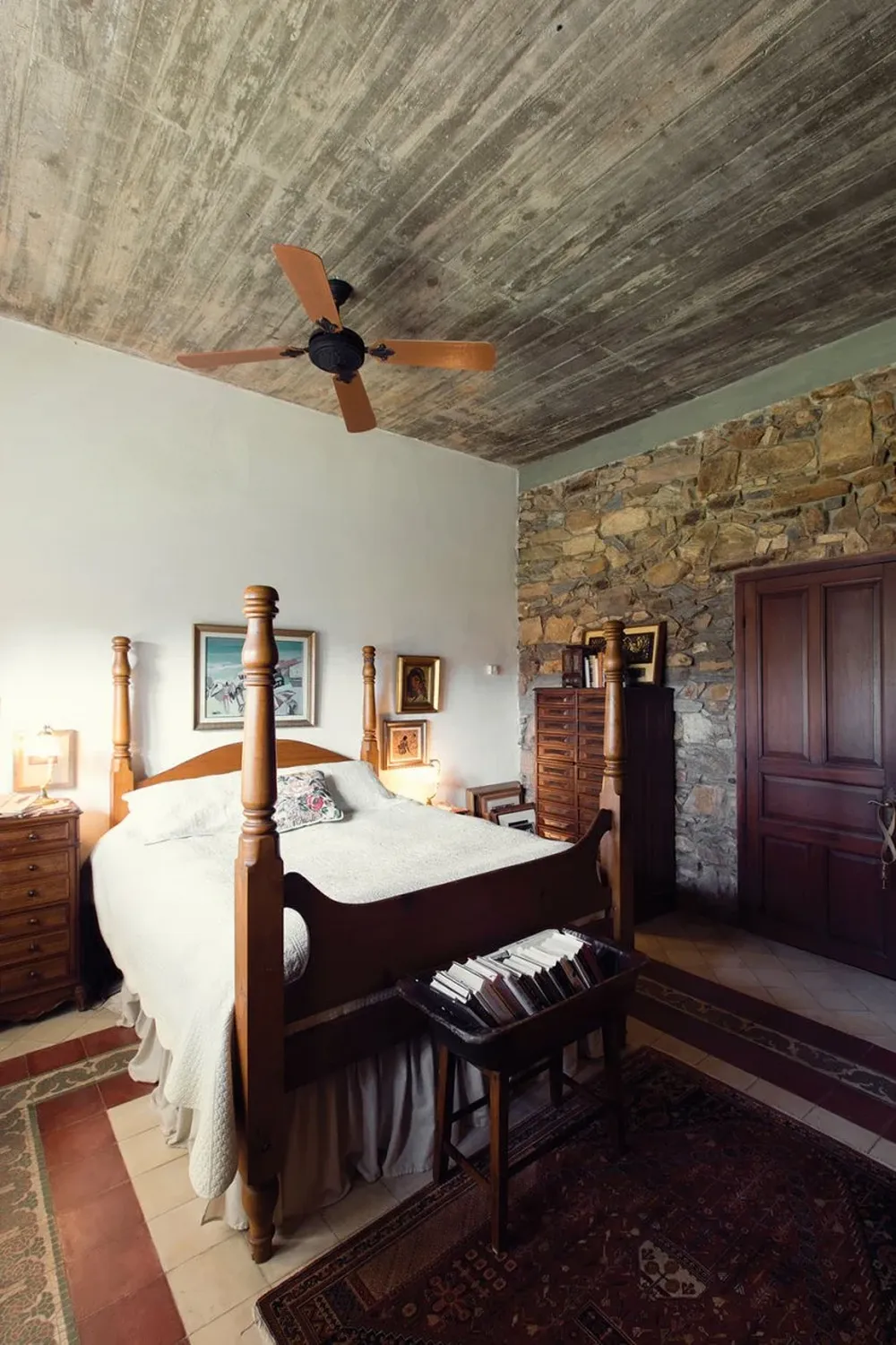 Cama de madera de estilo canadiense-francés