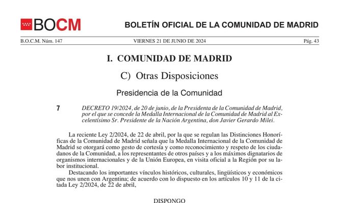 La medalla a Milei, publicada en el boletín oficial de Madrid con la firma de Ayuso
