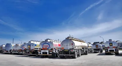 Un grupo de camiones cisterna aguardan en la refinería de ANCAP en La Teja para cargar combustible