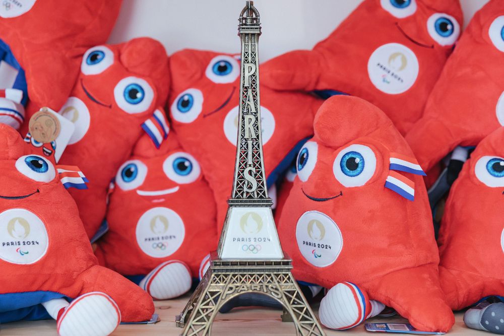 Por toda Francia ya se puede encontrar a Los Phryges de todos tamaños y materiales.