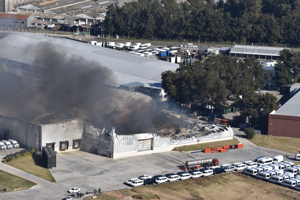 Foto de la planta de ensamblaje de Nordex este viernes durante el incendio