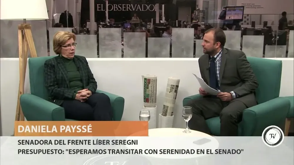 ¿Qué debe hacer el Frente Amplio con los tres diputados que desacataron la disciplina partidaria durante el tratamiento del Presupuesto? Me preocupa mucho la situación y la forma en que se plantea públicamente, como una especie de desafío para el futuro, respondió la senadora del Frente Líber Seregni Daniela Payssé, quien preside la comisión de Presupuesto que ahora recibe el proyecto con la sanción de Diputados.Hay luces amarillas, dijo Payssé. No es edificante, saludable ni convincente que aparezcan vocecitas díscolas, indicó.La senadora, sin embargo, no es partidaria de hablar ya de sanciones, aunque no las descarta. Prefiere el dialogo: Hay resortes internos a evaluar. Primero hay que hablar mucho con esos compañeros, el Frente se forjó con mucho diálogo y conversación. Y la unidad no se construye solo con sanciones.