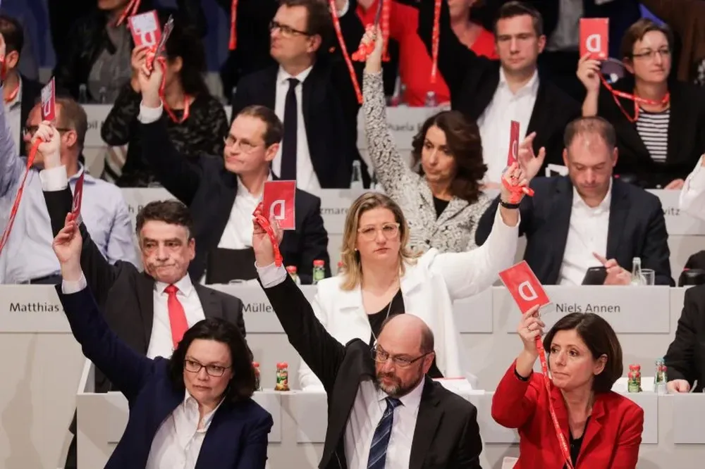Martin Schulz en primera fila (al centro) encabeza la votación para negociar una coalición con Merkel