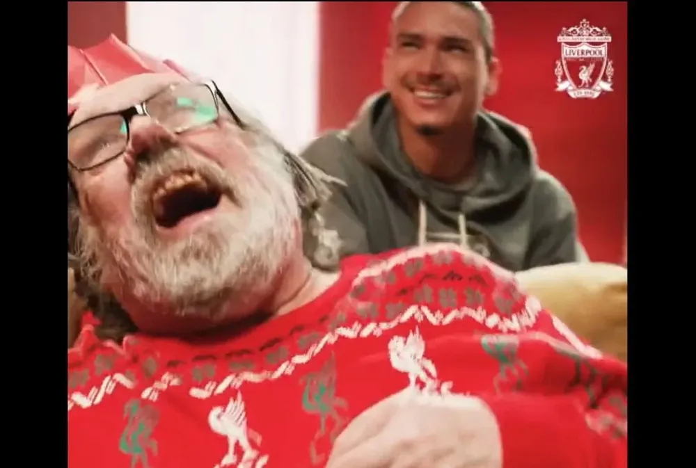 Papá Noel y Darwin Núñez