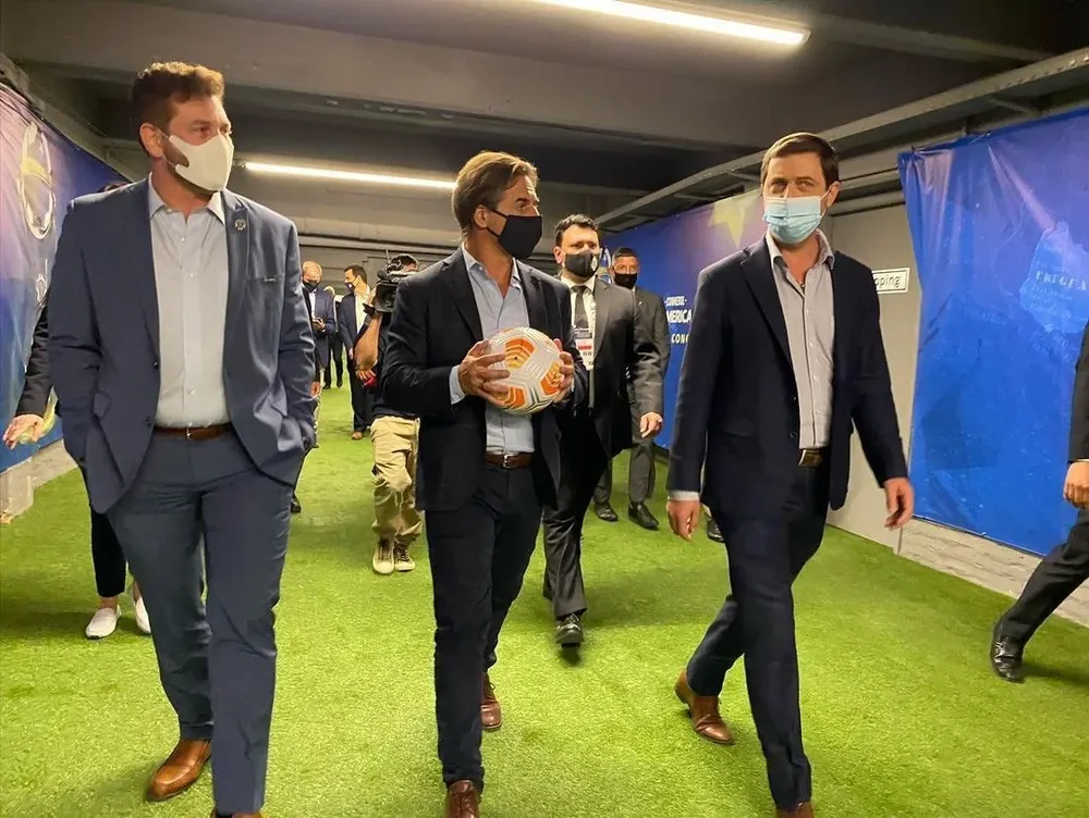 Foto de archivo. Luis Lacalle Pou participa de la inauguración de obras del Estadio Centenario, el 18 de noviembre de 2021, junto a autoridades de Conmebol y AUF
