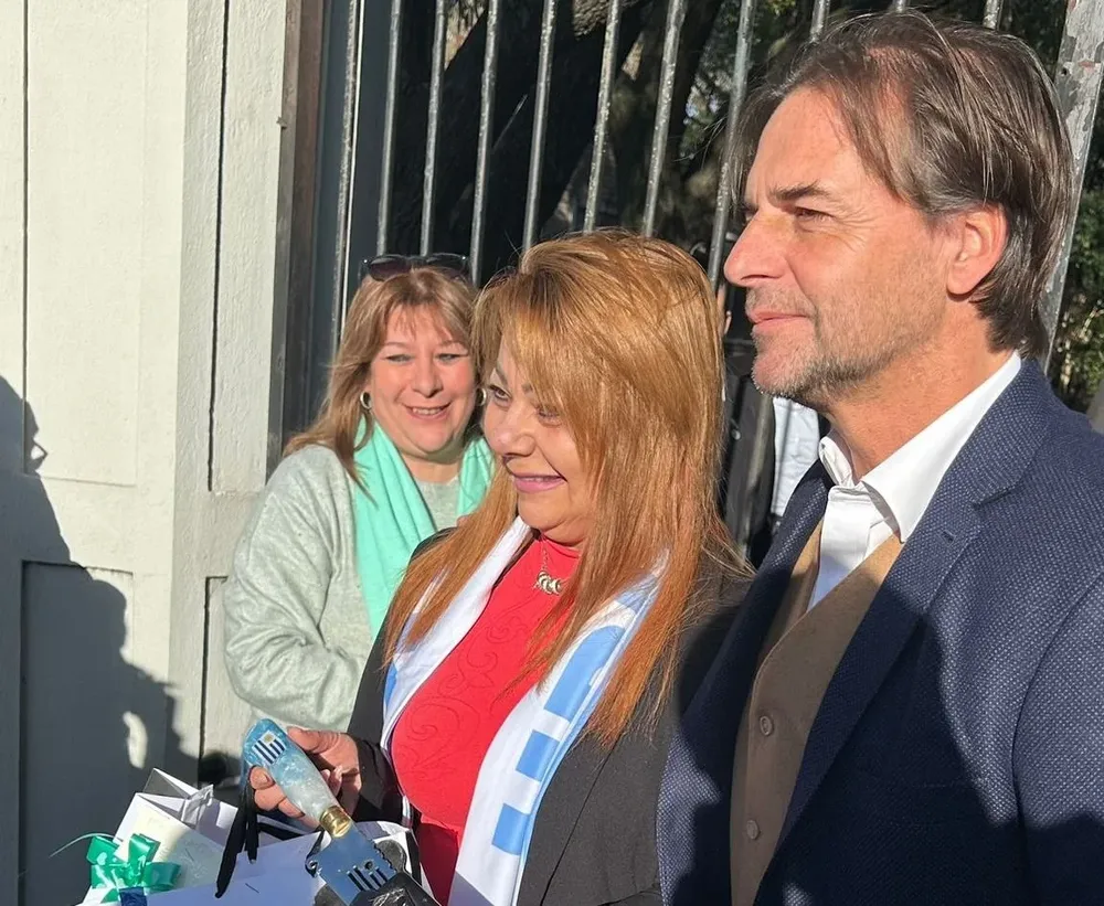 Pequeña fiesta de cumpleaños que un grupo de mujeres le realizó a Luis Lacalle Pou
