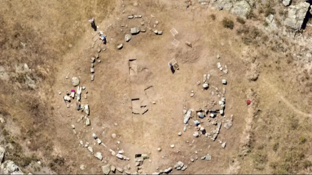 El ministerio de Cultura de Perú comunicó que en los alrededores de la plaza se encontraron ofrendas de cerámica, cristal de cuarzo, sodalita, antracita y miniaturas de piedra.
