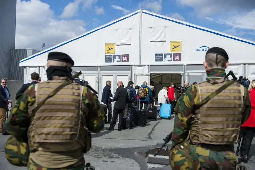 Soldados hacen guardia frente a la entrada temporal del aeropuerto de Bruselas, en Bélgica