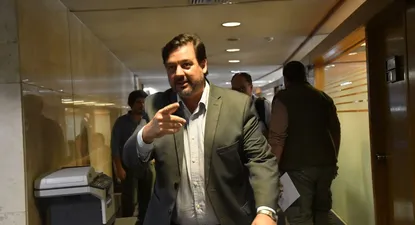 Adrián Peña llegando a la reunión con Saldain