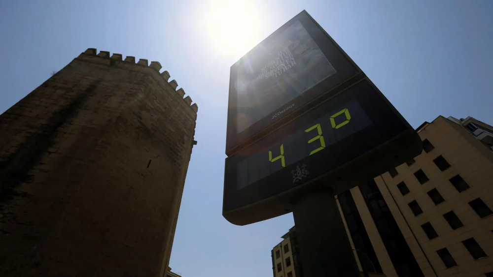 Un termómetro junto a la Torre de la Malmuerta en Córdoba marca 43 grados el martes.&nbsp;