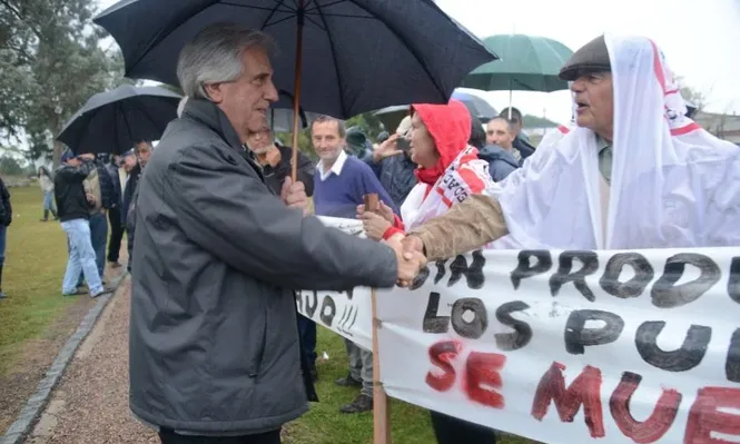 El presidente Vázquez llegó a Cardal y habló con los tamberos