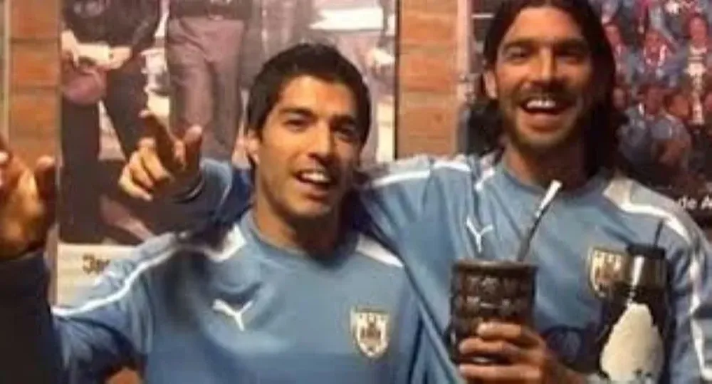 Luis Suárez y Sebastián Abreu cuando eran compañeros en la selección uruguaya