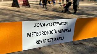 Un parque infantil restringido al paso con una cinta tras activarse la alerta naranja por meteorología adversa, en el parque de El Retiro.