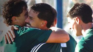 Guillermo Cotugno de Racing celebra la victoria ante Cerro Largo por el Torneo Apertura