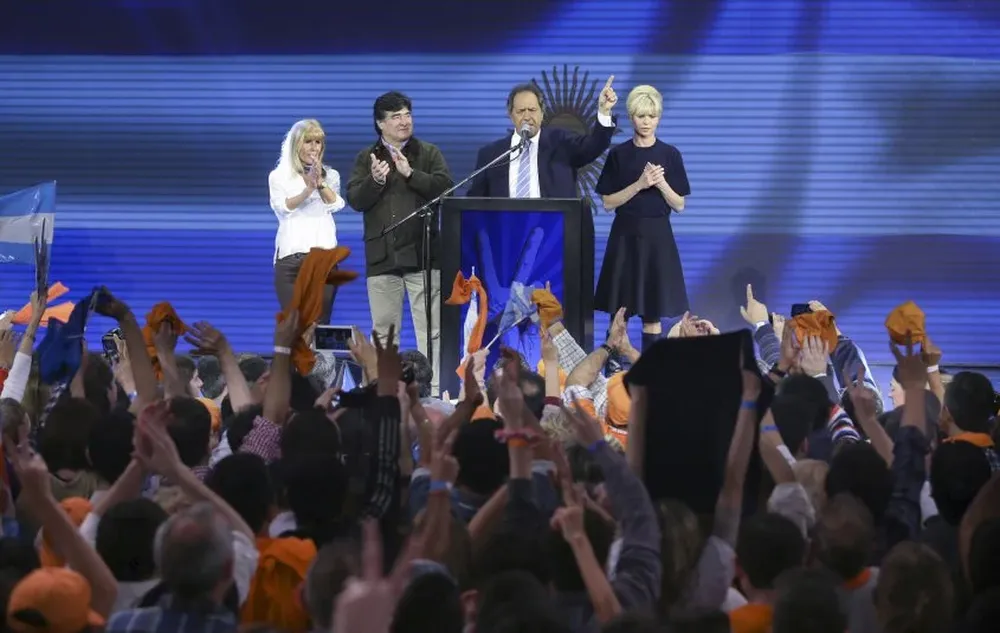 Daniel Scioli y Carlos Zanini con Karina Rabolini y Patricia Alzua.