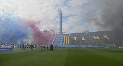 Las hinchadas de Nacional y Peñarol en el último clásico disputado en el Estadio Centenario