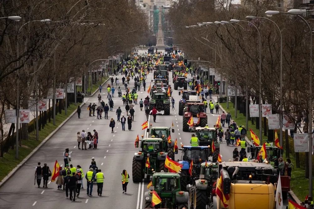 Decenas de personas durante una nueva jornada de protestas de agricultores y ganaderos, a 17 de marzo de 2024, en Madrid.