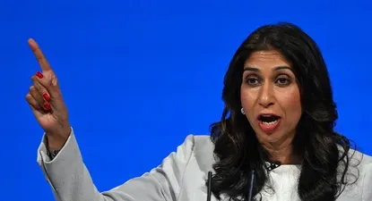 La ministra del Interior británica atacó a los migrantes y arremetió contra la ley de derechos humanos