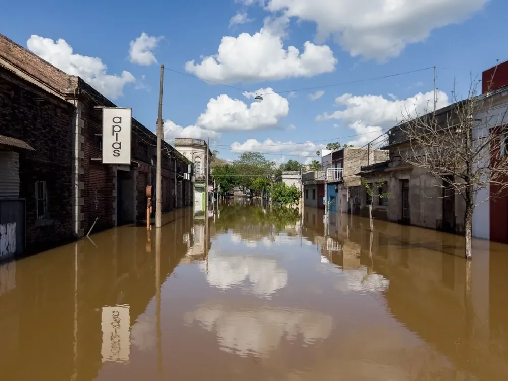 Así quedó una calle de Salto en la inundación que sufre hace días.