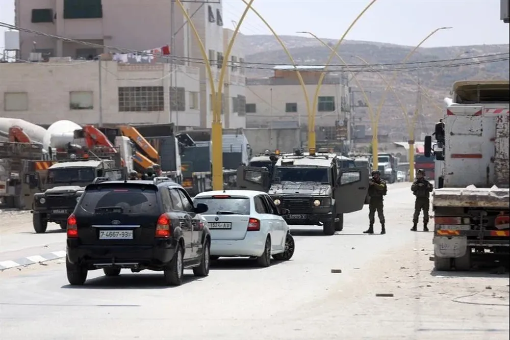 Soldados israelíes patrullan las inmediaciones de Hebron en busca del atacante que mató a una mujer e hirió a su acompañante