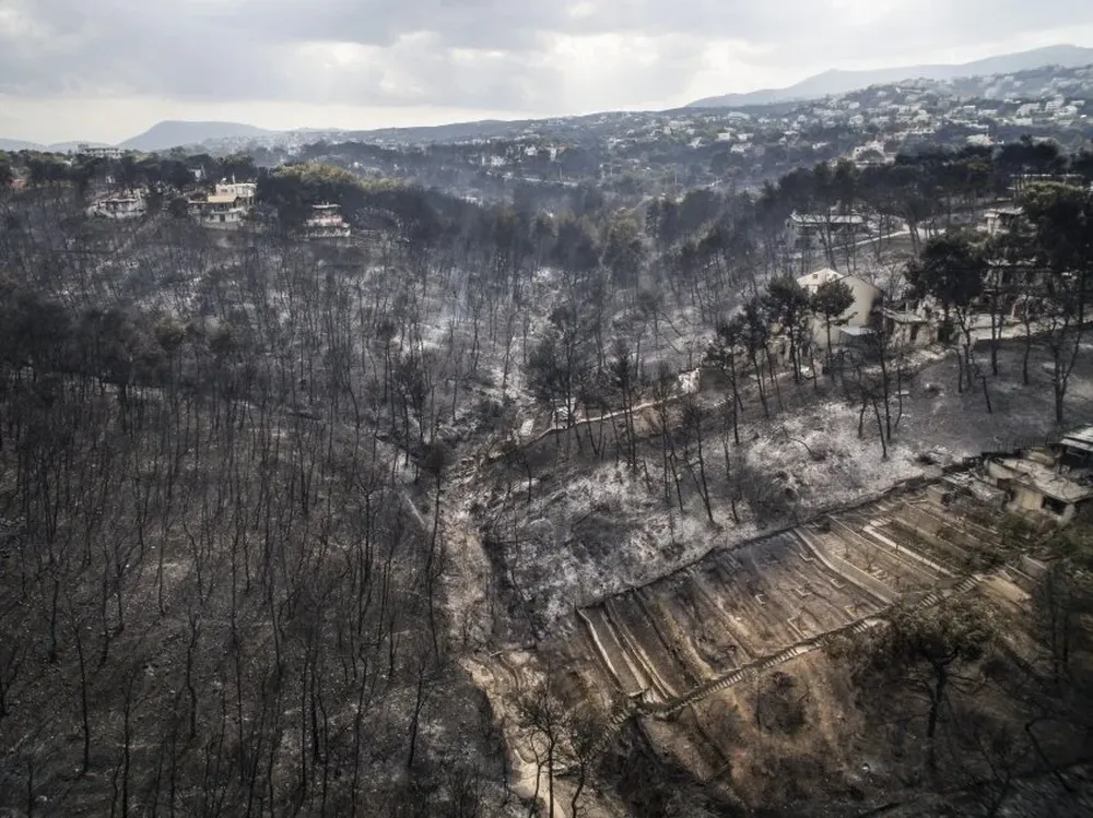 Cientos de habitantes de la zona están siendo evacuados por vía marítima a la ciudad portuaria de Rafina.