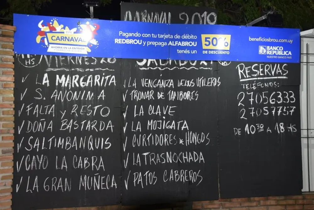 Vuelven los pizarrones de los tablados.