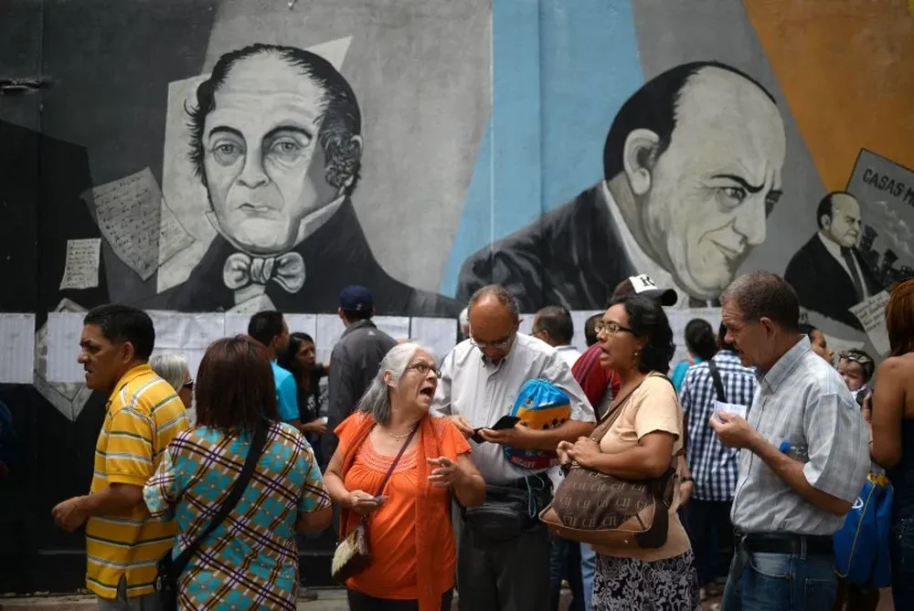 Ciudadanos venezolanos hacían fila para votar este domingo en Caracas