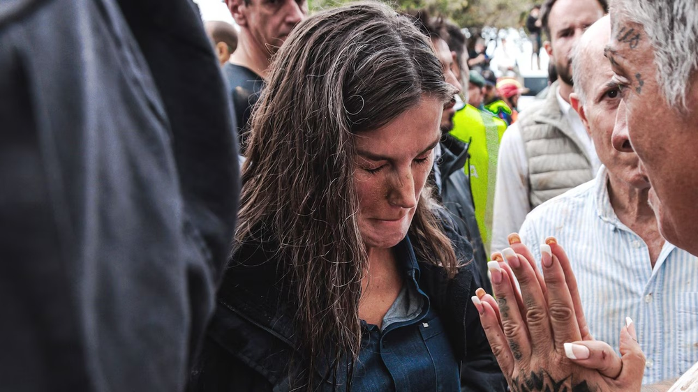 Letizia rompe en llanto entre las víctimas.
