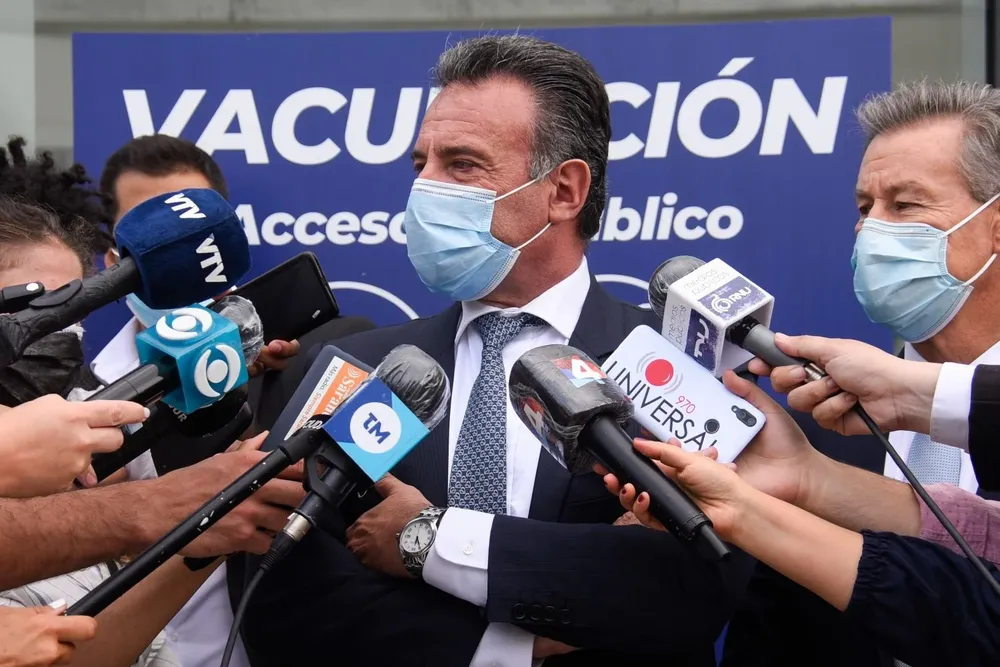 Daniel Salinas en rueda de prensa en el primer día de vacunación