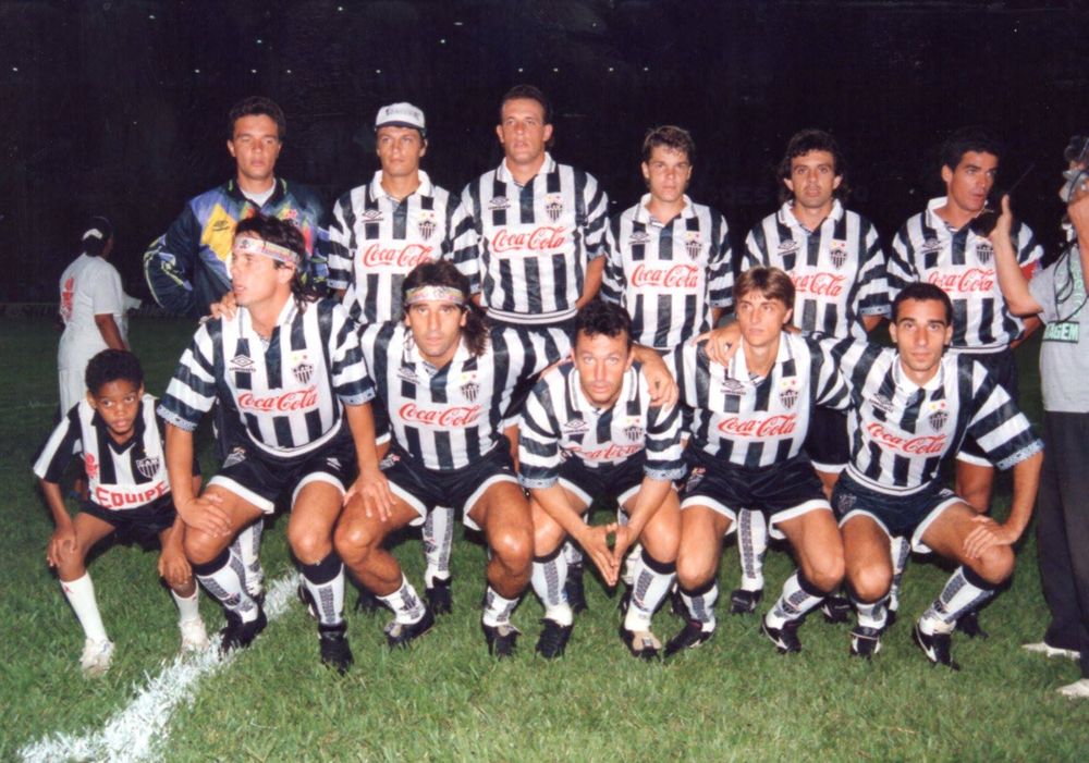 Fernando Rosa en Atlético Mineiro de Brasil, es el penúltimo de los parados, desde la izquierda; abajo, el segundo desde la izquierda y con una vincha, es Renato Gaúcho, actual técnico de Gremio