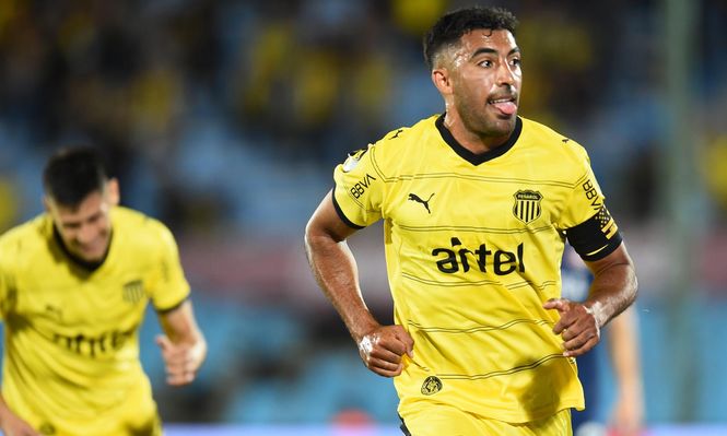 Maximiliano Olivera celebra su gol, que le dio la victoria a Peñarol contra Albion