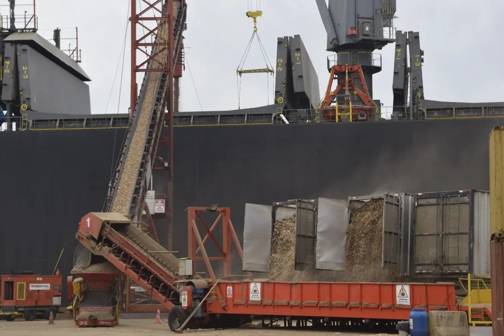 Carga de chips en un buque, foto de archivo.