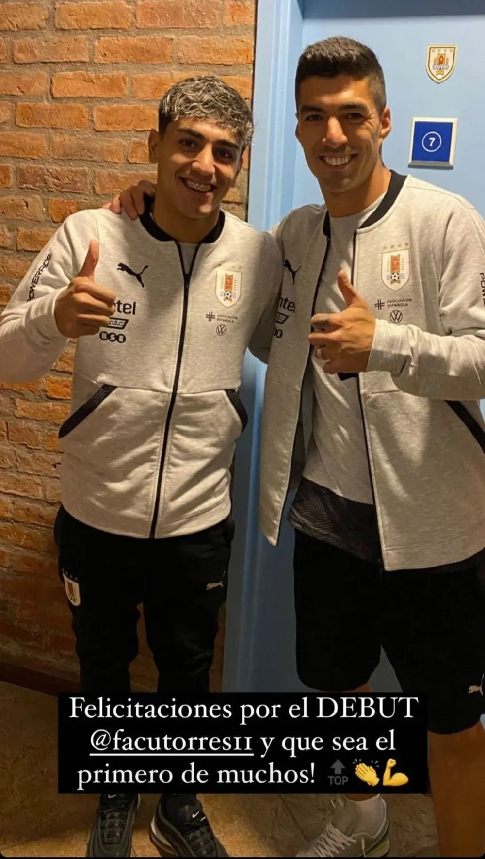 Facundo Torres junto a Luis Suárez en el Complejo Uruguay Celeste
