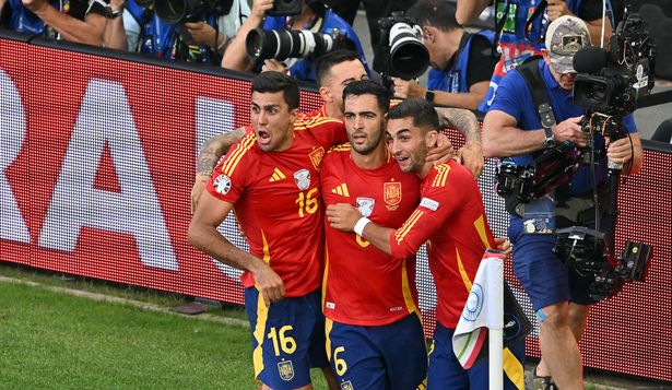Mikel Merino festeja su gol para el 2-1 de España sobre Alemania en la Eurocopa 2024