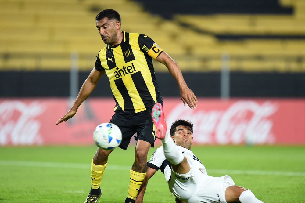 Maximiliano Olivera de Peñarol ante Rodney Redes de Olimpia por Copa Libertadores Maximiliano Olivera de Peñarol ante Rodney Redes de Olimpia por Copa Libertadores