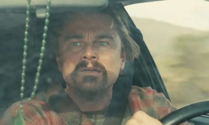 Leonardo DiCaprio caracterizado como Bob Ferguson en una escena de "Una batalla tras otra".
